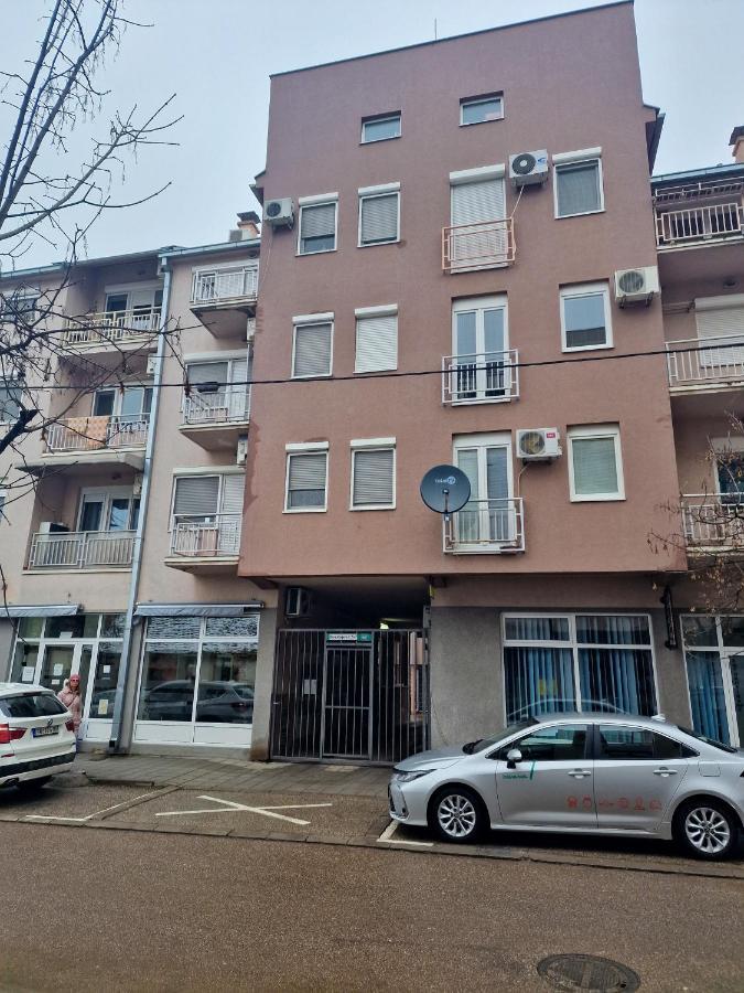 Quiet Center Apartment Sremska Mitrovica Exterior photo